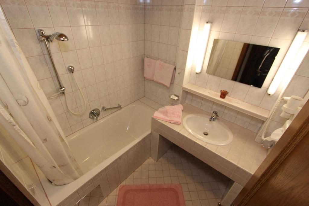 ホテル Haus Hohenfels オーバーグールグル 部屋 写真